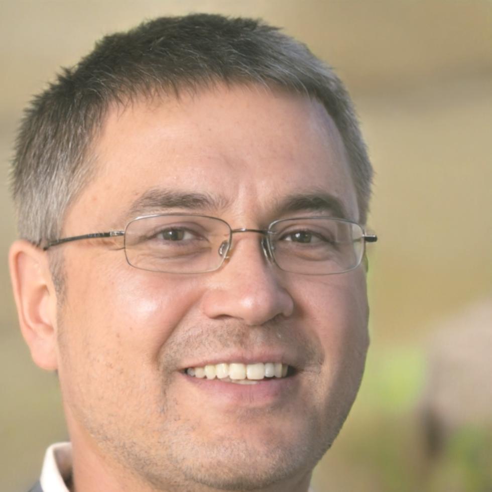 Erfahrener Finanzberater bei der Vermögensanalyse